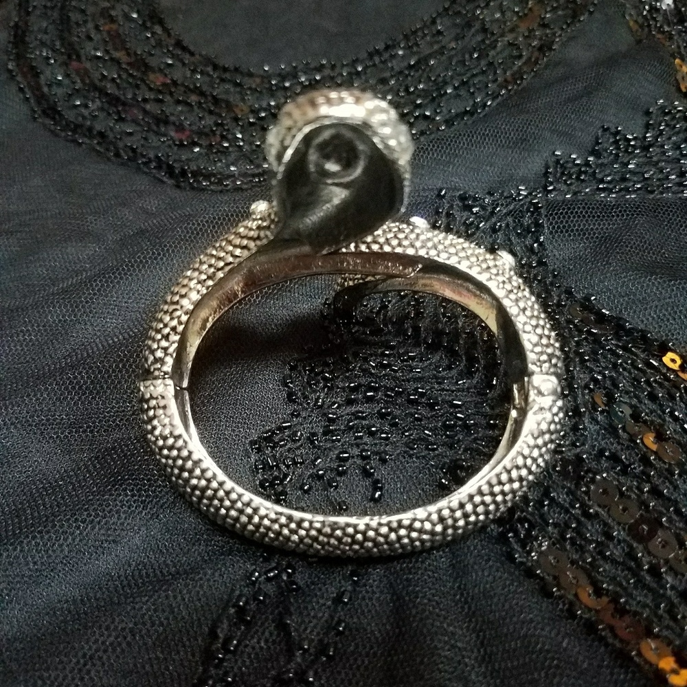 EUC GUESS Cleopatra Bracelet🌹 - Picture 5 of 8